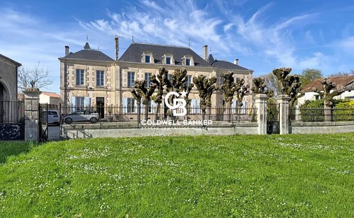 Castle in Aumagne, Nouvelle-Aquitaine, France 1