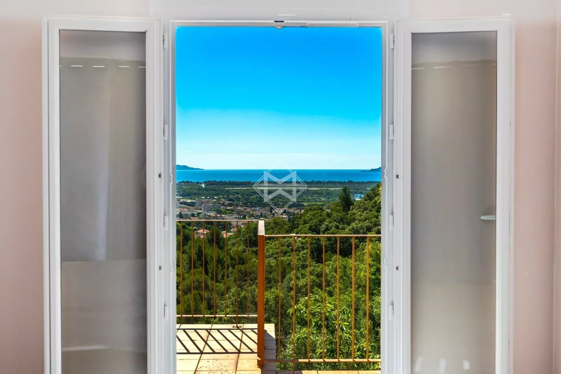 Villa in Hyeres, Provence-Alpes-Côte d'Azur, France 3 - 17930728