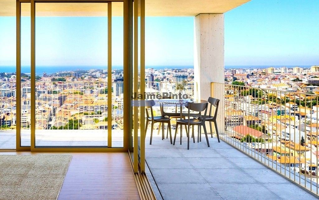 Apartment in Mafamude e Vilar do Paraiso, Porto District, Portugal 1 - 17937137