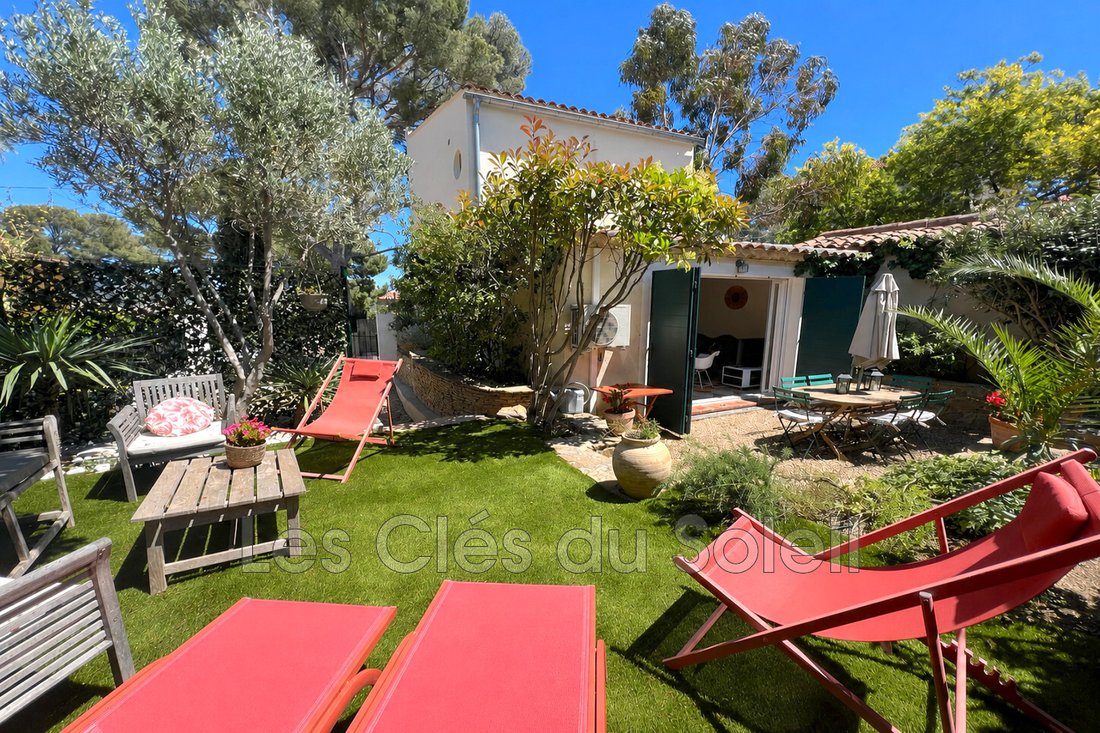 Villa in Sanary-sur-Mer, Provence-Alpes-Côte d'Azur, France 1 - 17937522