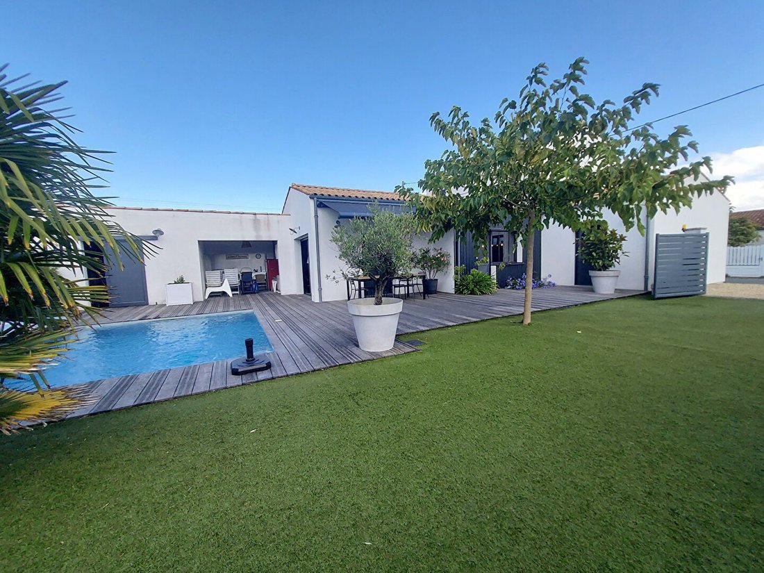 House in Le Chateau-d'Oleron, Nouvelle-Aquitaine, France 1 - 16497664