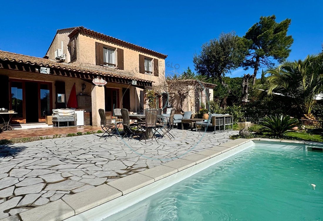 Villa in Gassin, Provence-Alpes-Côte d'Azur, France 1 - 17446764