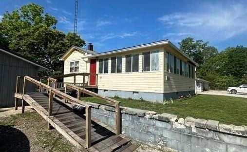 House in Deer Lodge, Tennessee, United States 1
