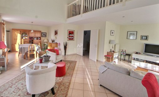 House in Centre Haut, Vernouillet, France 1
