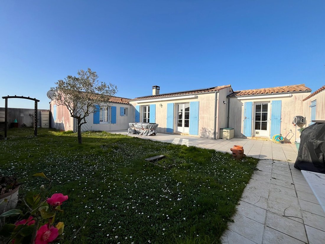 House in Saint-Denis-d'Oleron, Nouvelle-Aquitaine, France 1 - 17339398
