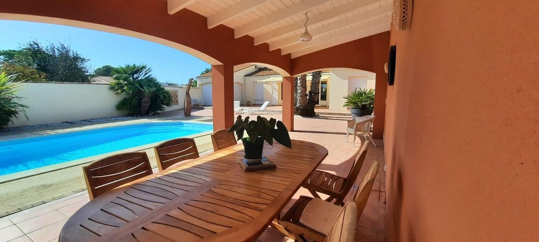 House in Saint-Georges-d'Oleron, Nouvelle-Aquitaine, France 4 - 17397365