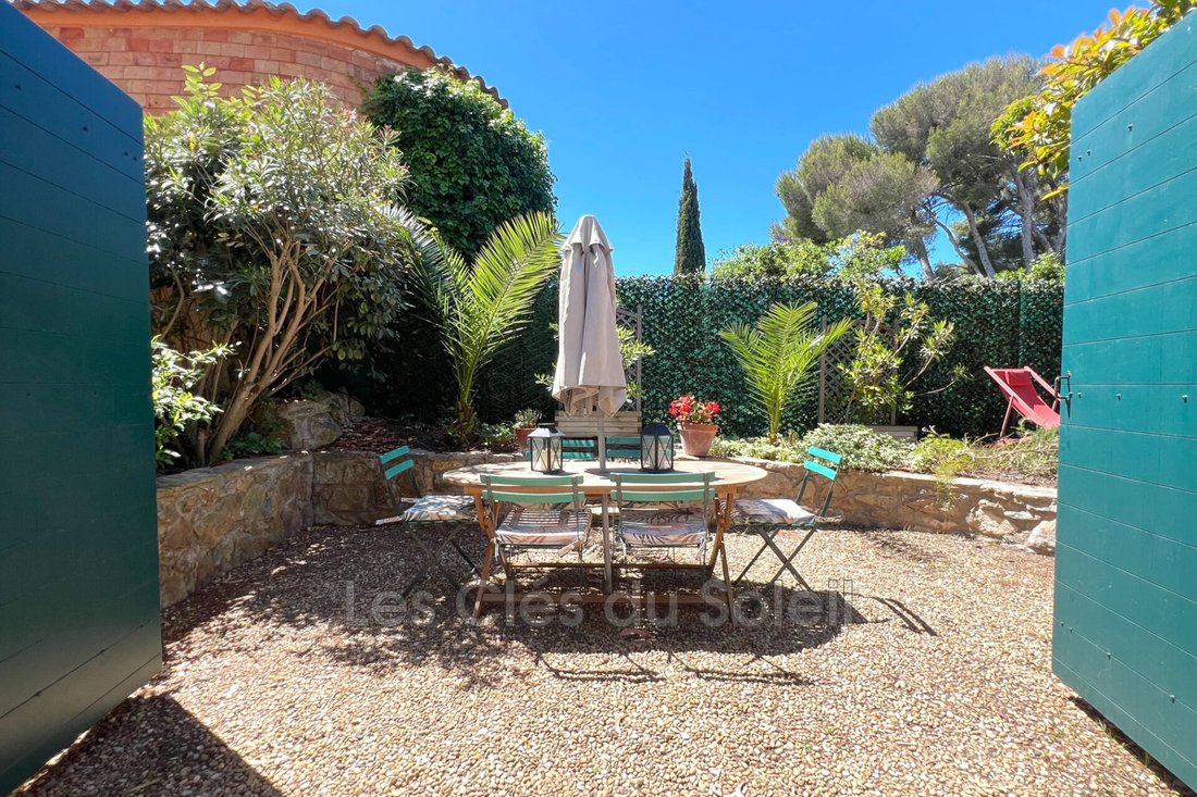 Villa in Sanary-sur-Mer, Provence-Alpes-Côte d'Azur, France 3 - 17937522