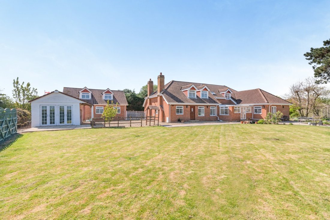 House in Hayling Island, England 2 - 17928324