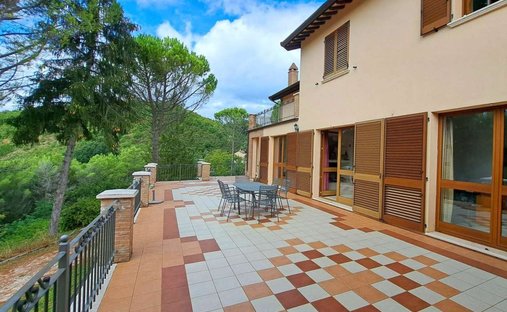 Villa in Gubbio, Umbria, Italy 1
