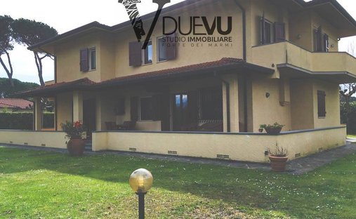 House in Center, Forte dei Marmi, Tuscany 1