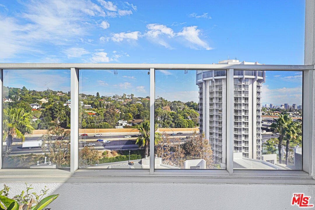 Condo in Los Angeles, California, United States 5 - 17939685