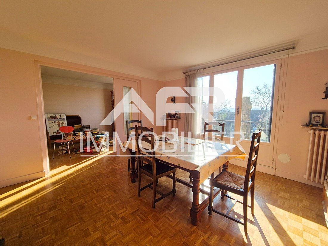 House in Chatou, Ile-de-France, France 1 - 17939472