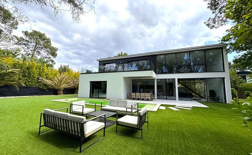 House in Aiguillon, Arcachon, France 1