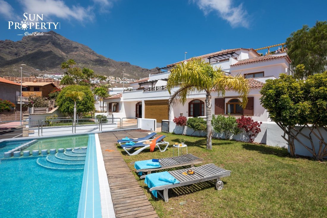 Villa in Costa Adeje, Adeje, Canary Islands 2 - 17935134