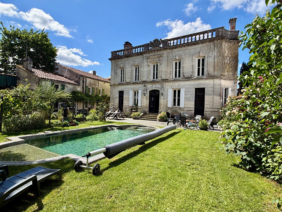 Villa in Saint-Porchaire, Nouvelle-Aquitaine, France 1 - 17796685