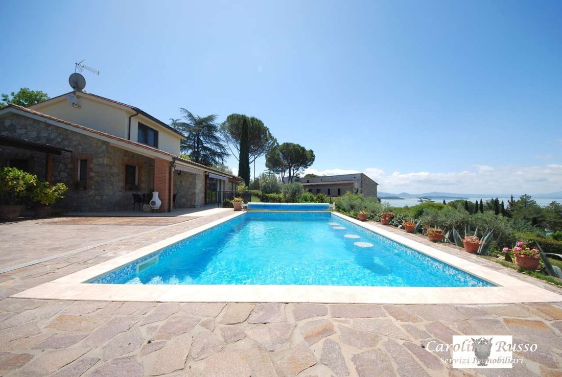 Villa in Passignano sul Trasimeno, Umbria, Italy 1 - 17409810