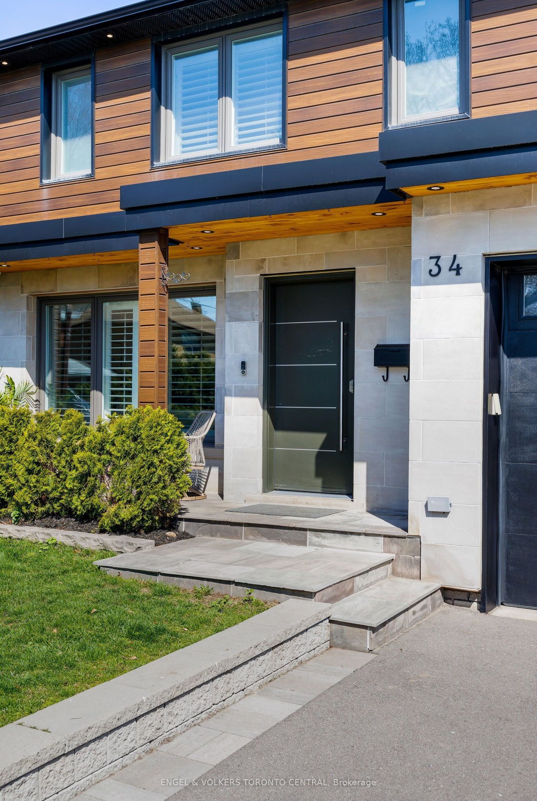 House in Toronto, Ontario, Canada 2 - 17934629