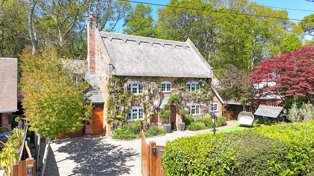 House in New Milton, England 1 - 17939097