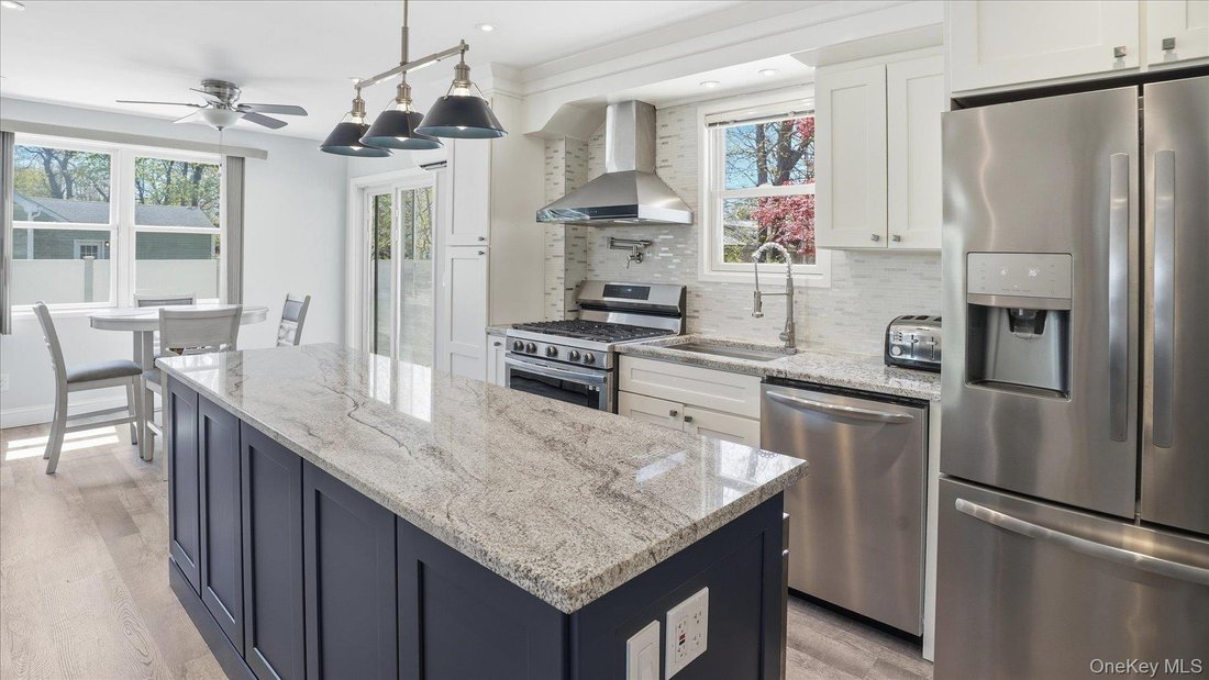 House in Mastic Beach, New York, United States 1 - 17939638