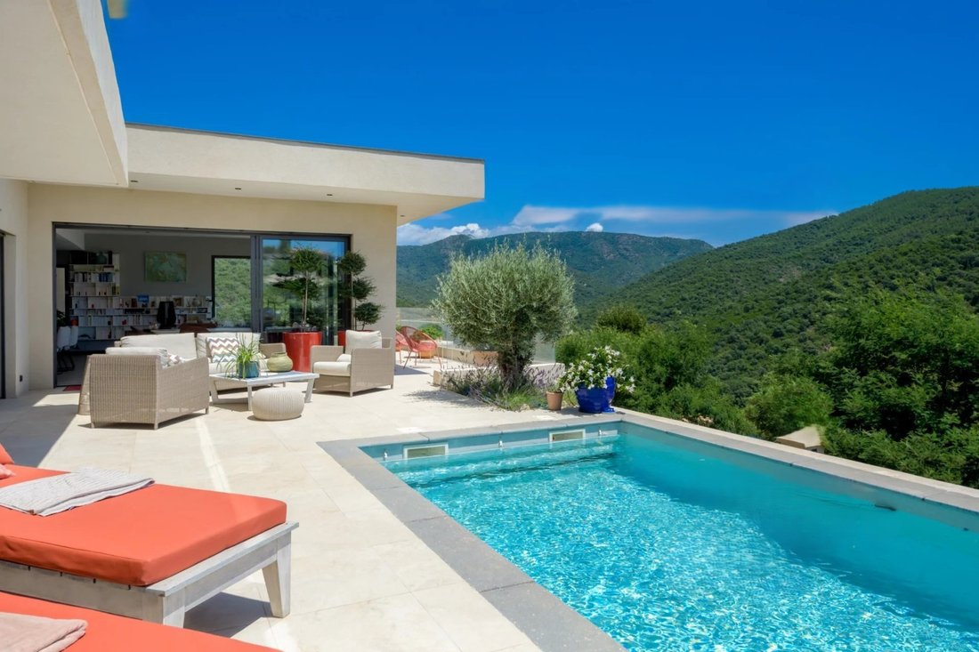 Villa in La Londe-les-Maures, Provence-Alpes-Côte d'Azur, France 1 - 17929730