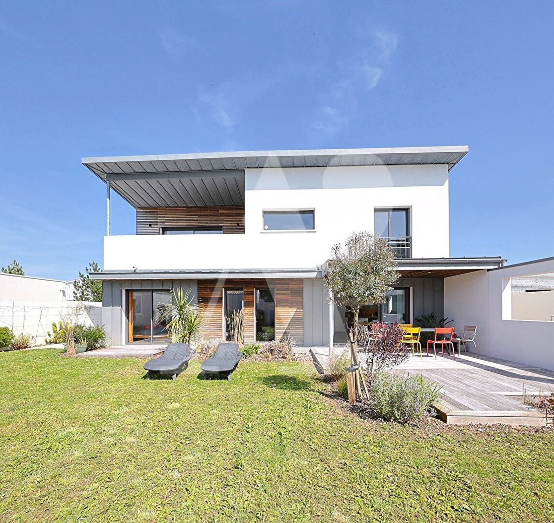 House in Saint-Palais-sur-Mer, Nouvelle-Aquitaine, France 1 - 15960939