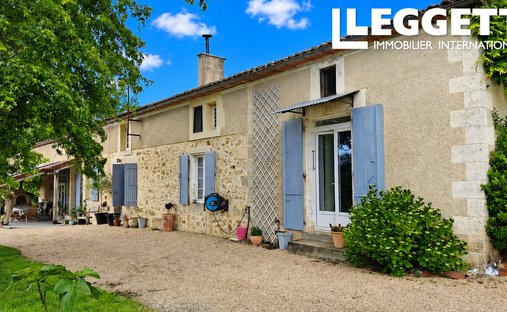 Azienda agricola a Montbron, Nuova Aquitania, Francia 1
