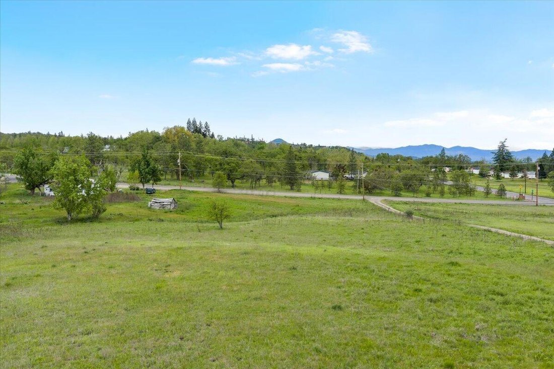 House in Eagle Point, Oregon, United States 2 - 17933488