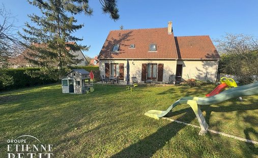 House in Mareil-sur-Mauldre, Ile-de-France, France 1
