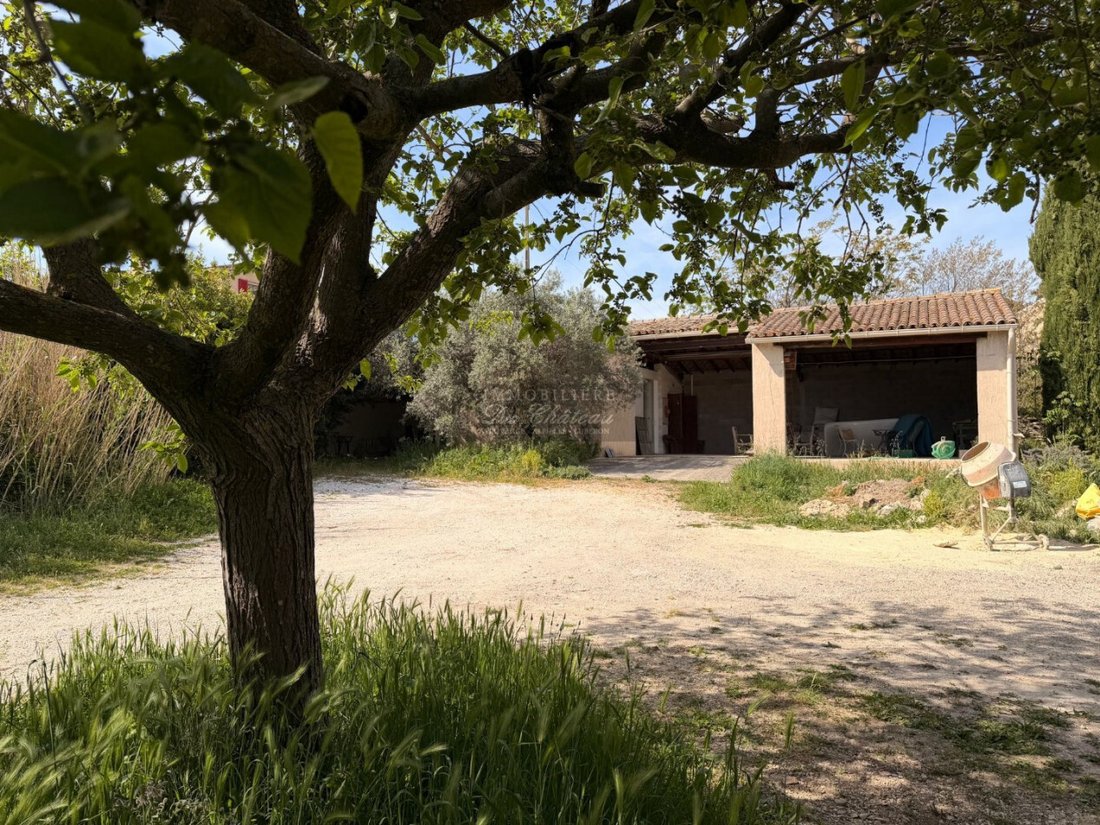 Land in Cabrières-d'Avignon, Provence-Alpes-Côte d'Azur, France 1 - 17943797