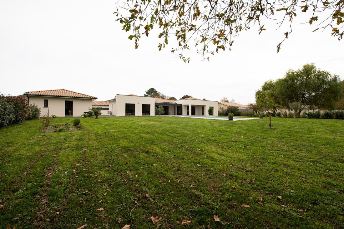 House in Lesparre-Medoc, Nouvelle-Aquitaine, France 2 - 16656466