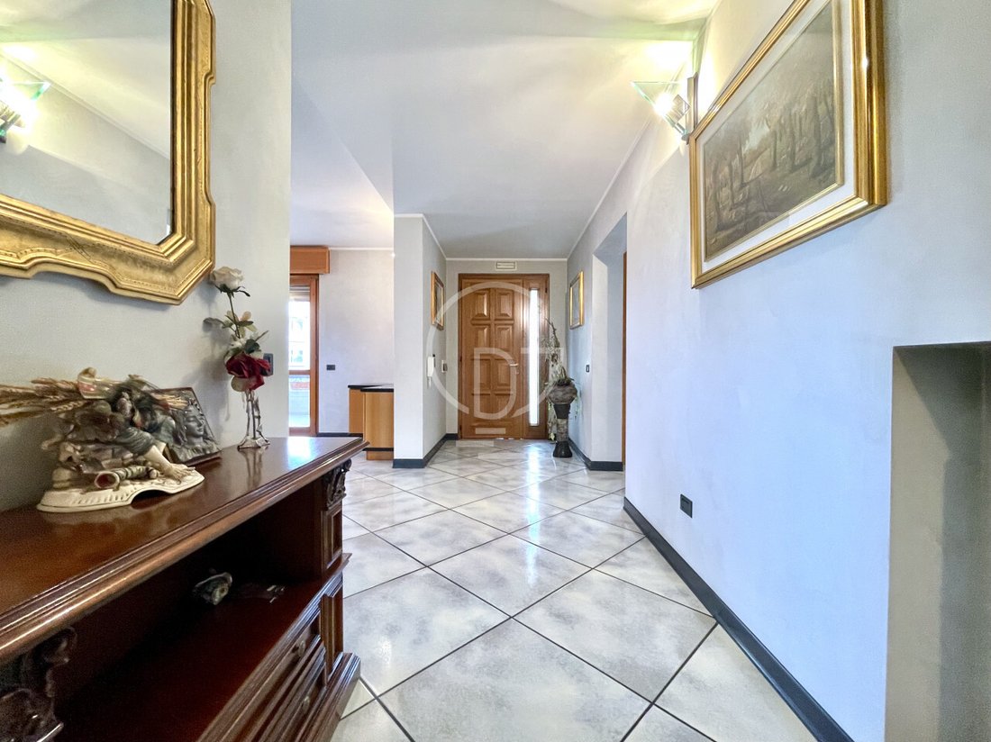 Villa in Desenzano Centro, Desenzano del Garda, Lombardy 3 - 17931257