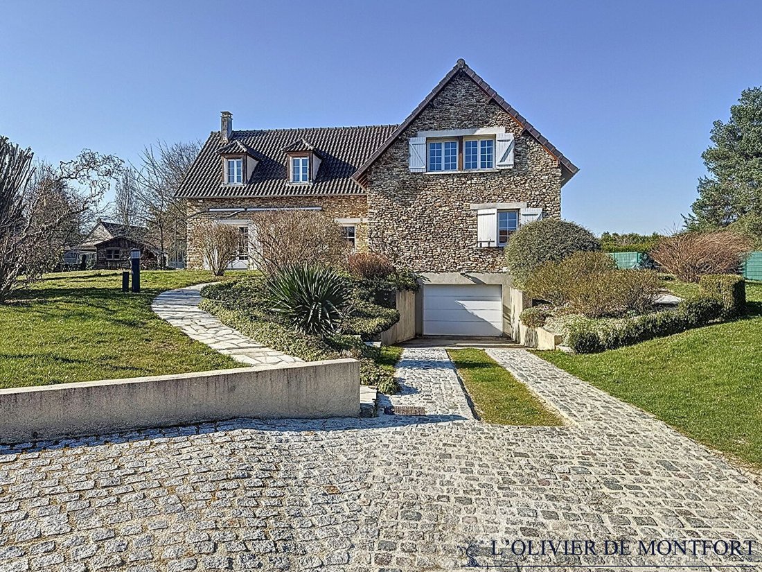 House in Montfort-l'Amaury, Ile-de-France, France 1 - 17070363