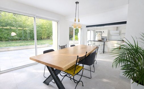 House in Sud, Le Mesnil-le-Roi, France 1