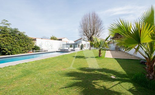 House in Mairie Bourg, Begles, France 1