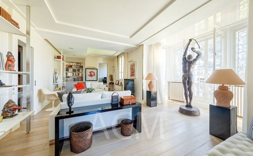 Villa in Napoleon, Maisons-Laffitte, France 1
