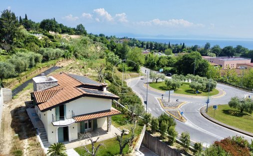 Villa in Hill Zone, Padenghe sul Garda, Lombardy 1