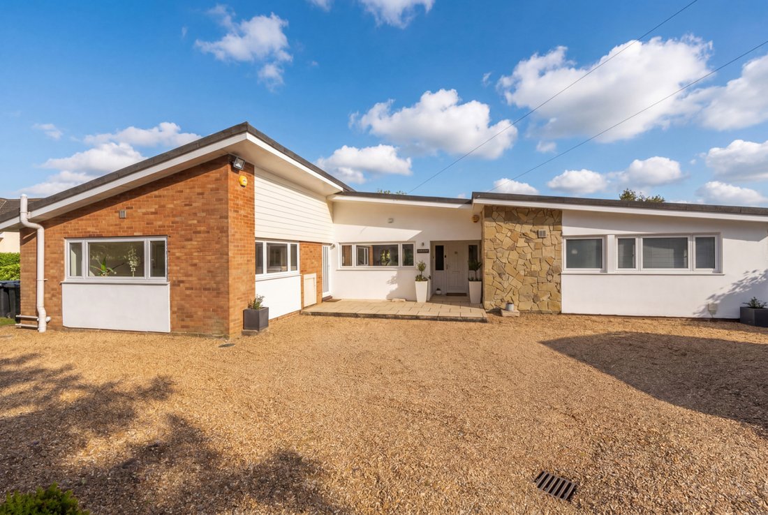 Bungalow in Henham, England 3 - 17469285
