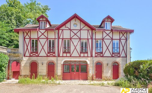 House in Sud, Le Mesnil-le-Roi, France 1