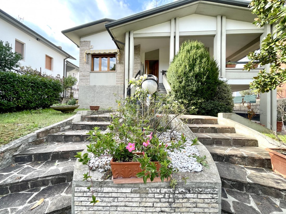 Villa in Desenzano Centro, Desenzano del Garda, Lombardy 1 - 17931257