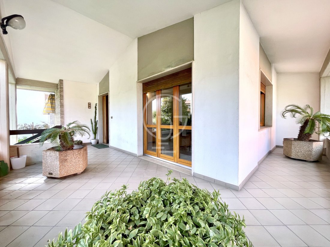 Villa in Desenzano Centro, Desenzano del Garda, Lombardy 2 - 17931257