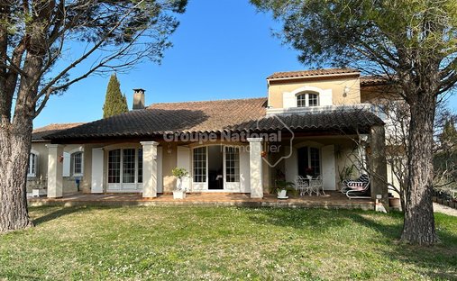 Maison à Saint-Étienne-du-Grès, Provence-Alpes-Côte d'Azur, France 1