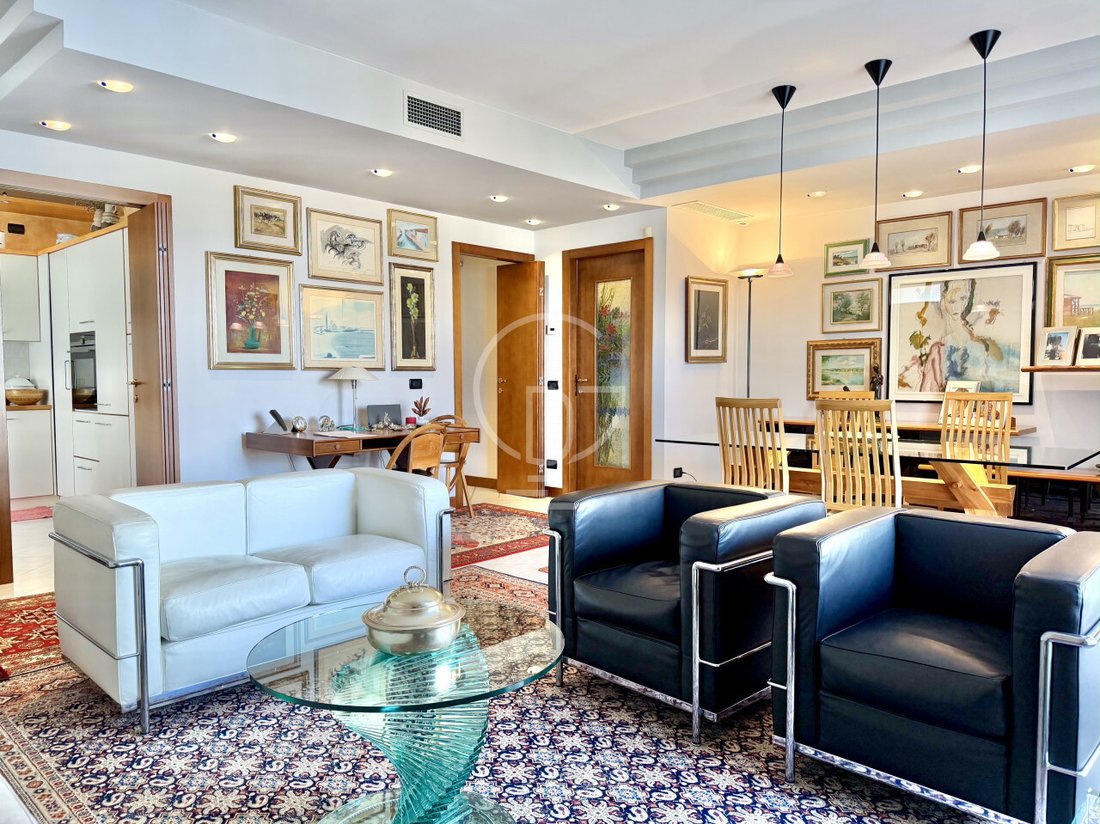 Villa in Desenzano Centro, Desenzano del Garda, Lombardy 2 - 17931286