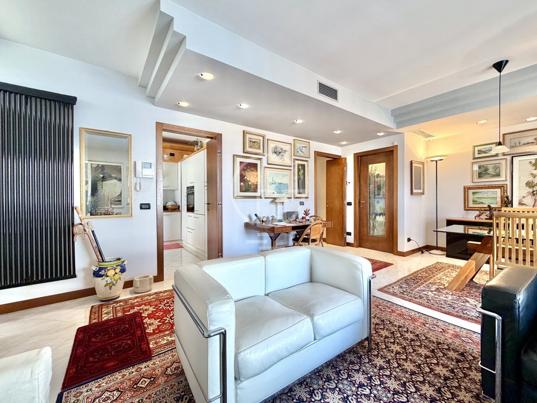 Villa in Desenzano Centro, Desenzano del Garda, Lombardy 3 - 17931286