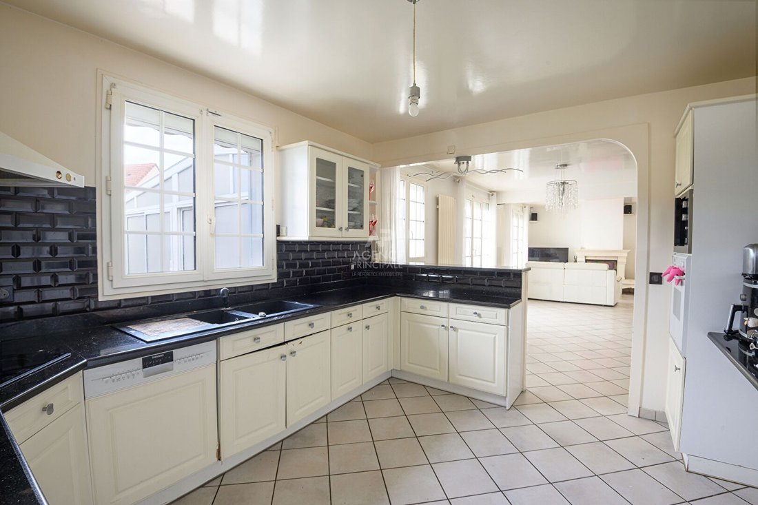 House in La Queue-en-Brie, Ile-de-France, France 4 - 17133839