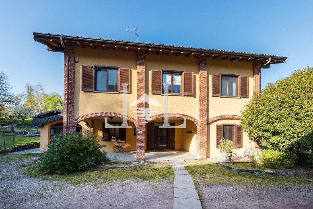 Villa in Leggiuno, Lombardy, Italy 2 - 17936134