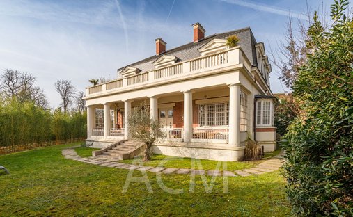 Villa in Napoleon, Maisons-Laffitte, France 1