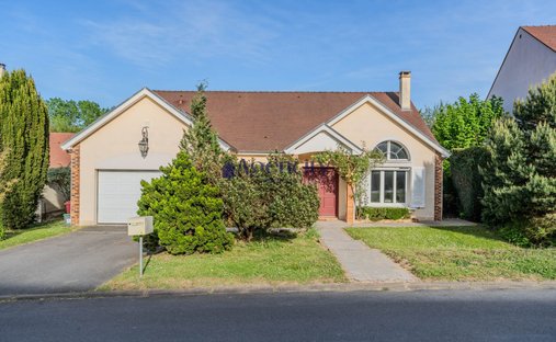 Villa in Bourg de Saint Thibault, Saint-Thibault-des-Vignes, France 1