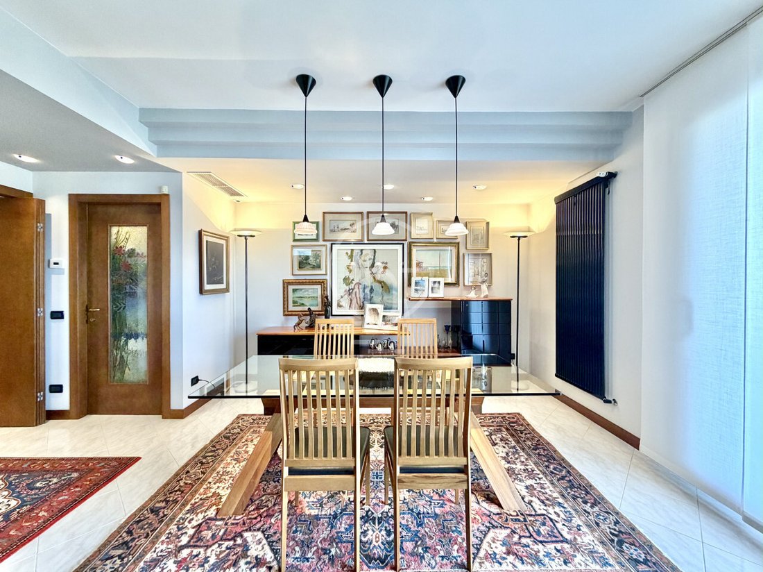 Villa in Desenzano Centro, Desenzano del Garda, Lombardy 4 - 17931286