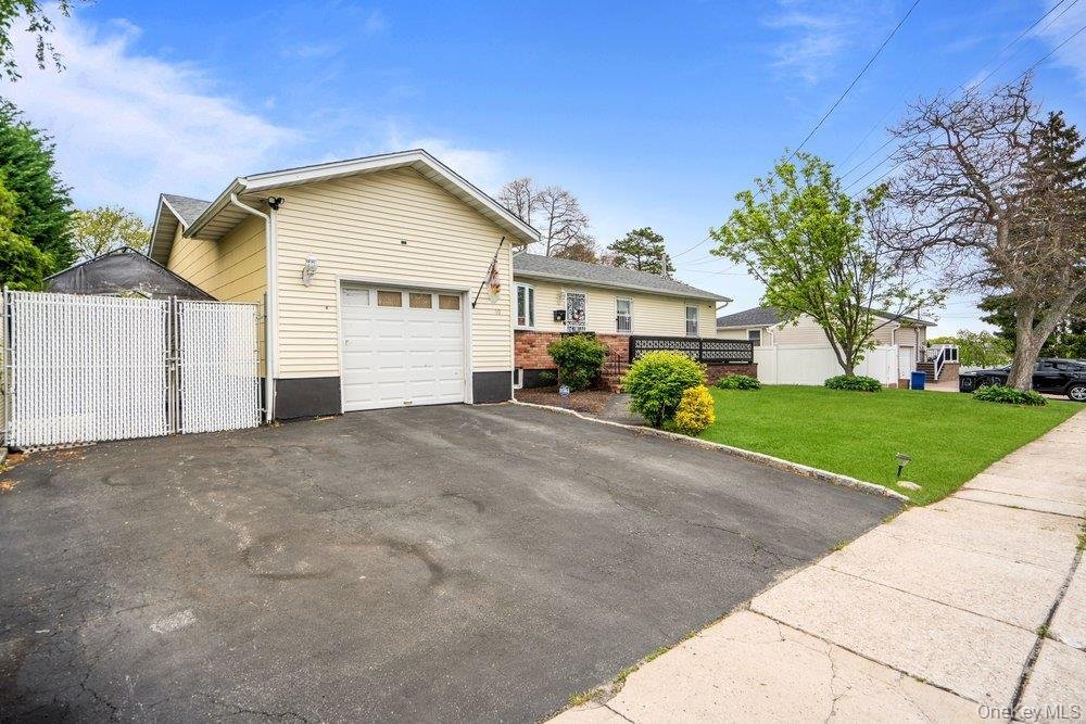 House in Central Islip, New York, United States 2 - 17939674