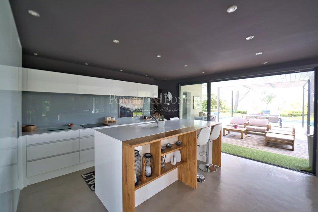 Villa in Centre Ville, Castries, France 5 - 17938326